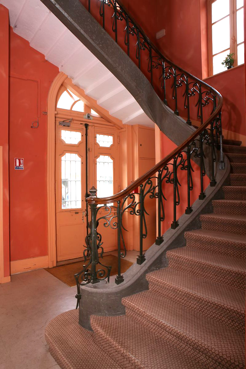 Vue partielle de l'escalier tournant à retours desservant les niveaux. 
