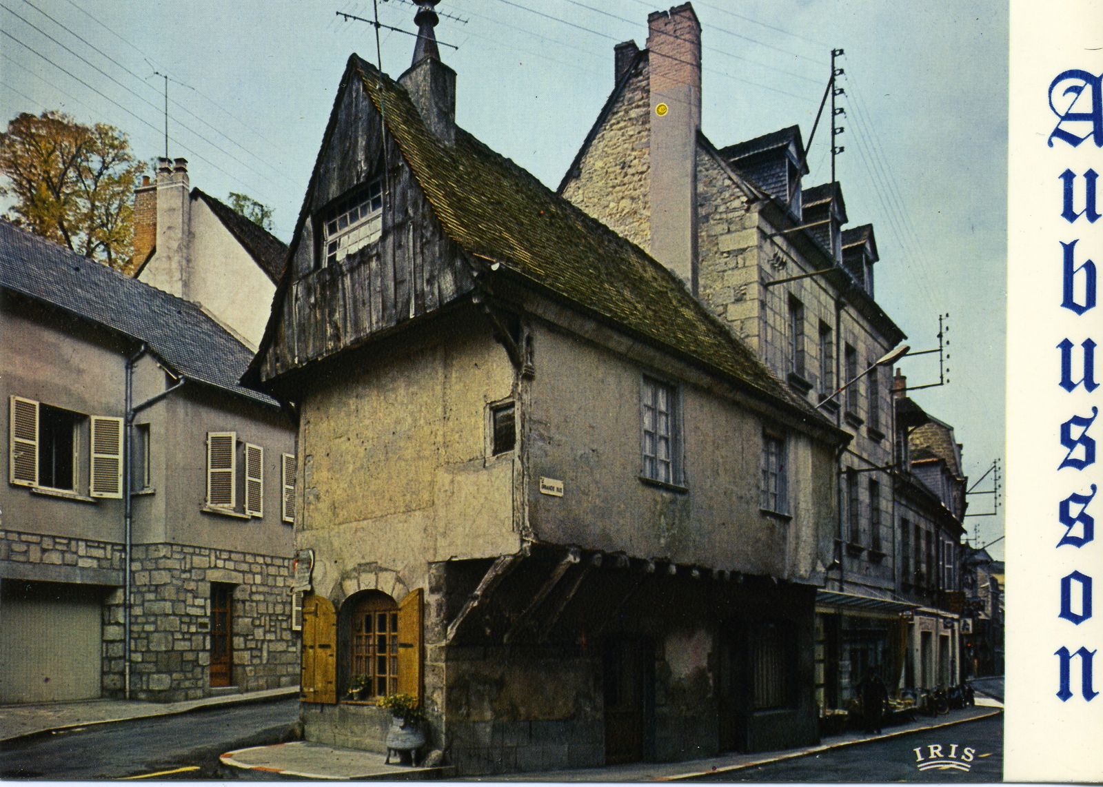 Carte postale des années 1970, montrant la maison avant sa restauration, avec l'enduit qui masquait la structure du pan de bois (AC Aubusson)
