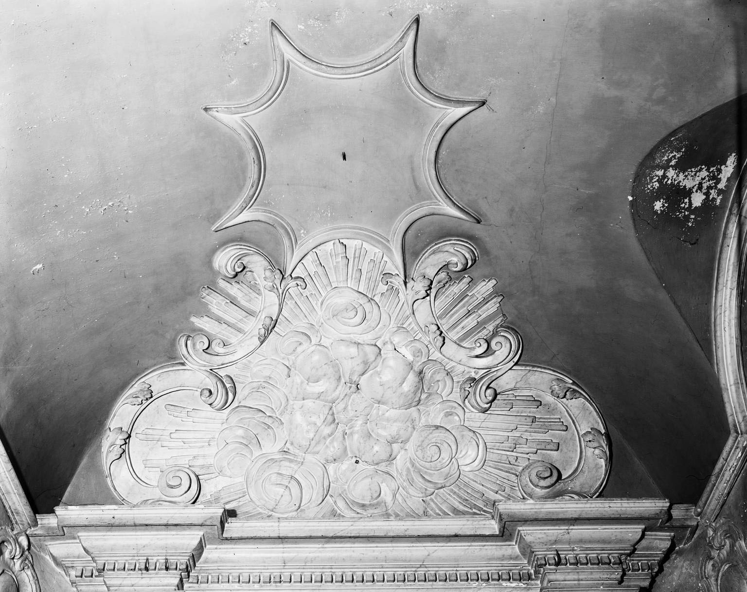 Fonts baptismaux : couronnement du bas-relief.