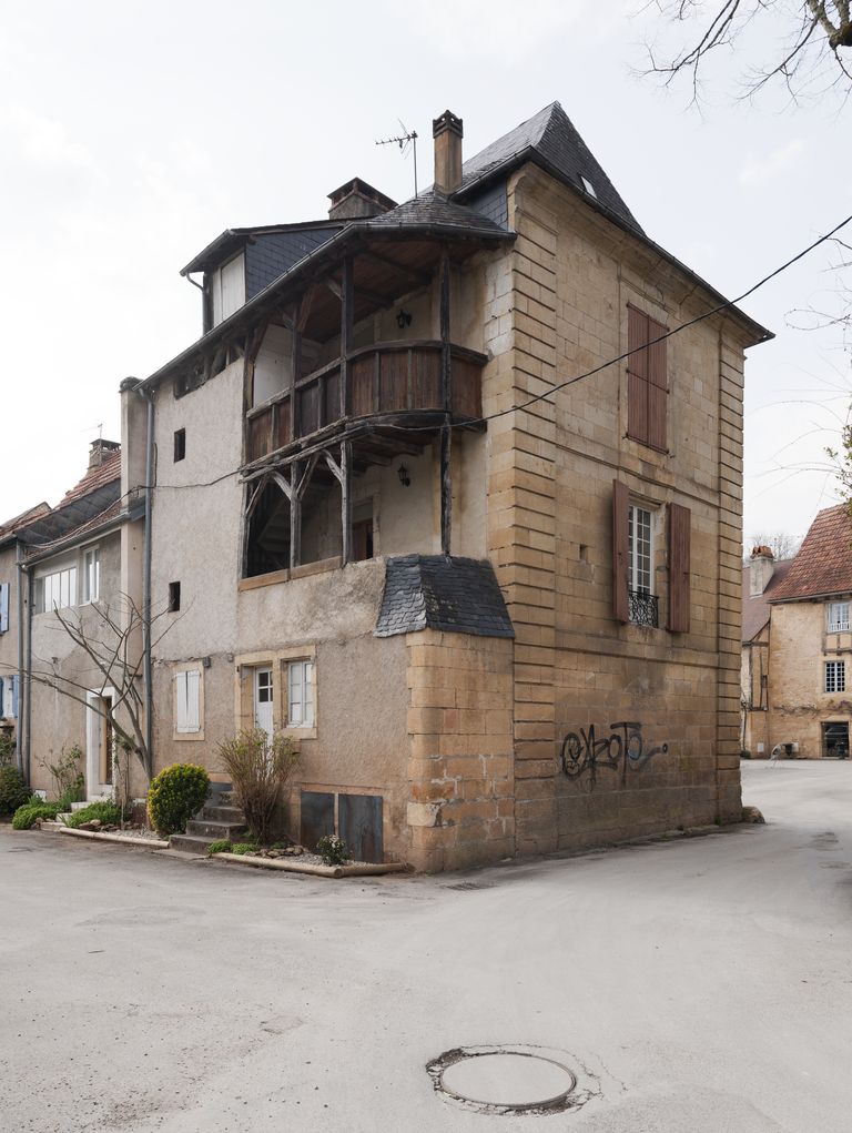 Maison du XIXe siècle de Montignac, à coursière en bois du côté de la Vézère (sud) et à façade en pierre de taille sur le côté (est).