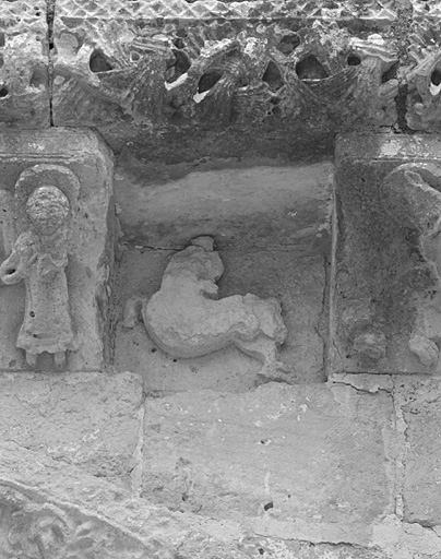 Élévation sud, troisième travée, corniche à modillons et métopes ornés au-dessus du portail, métope 5 : quadrupède.