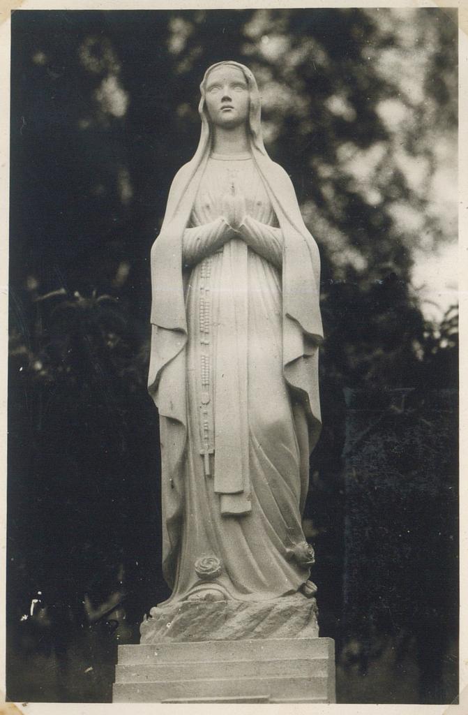Statue de la Vierge de Lourdes.