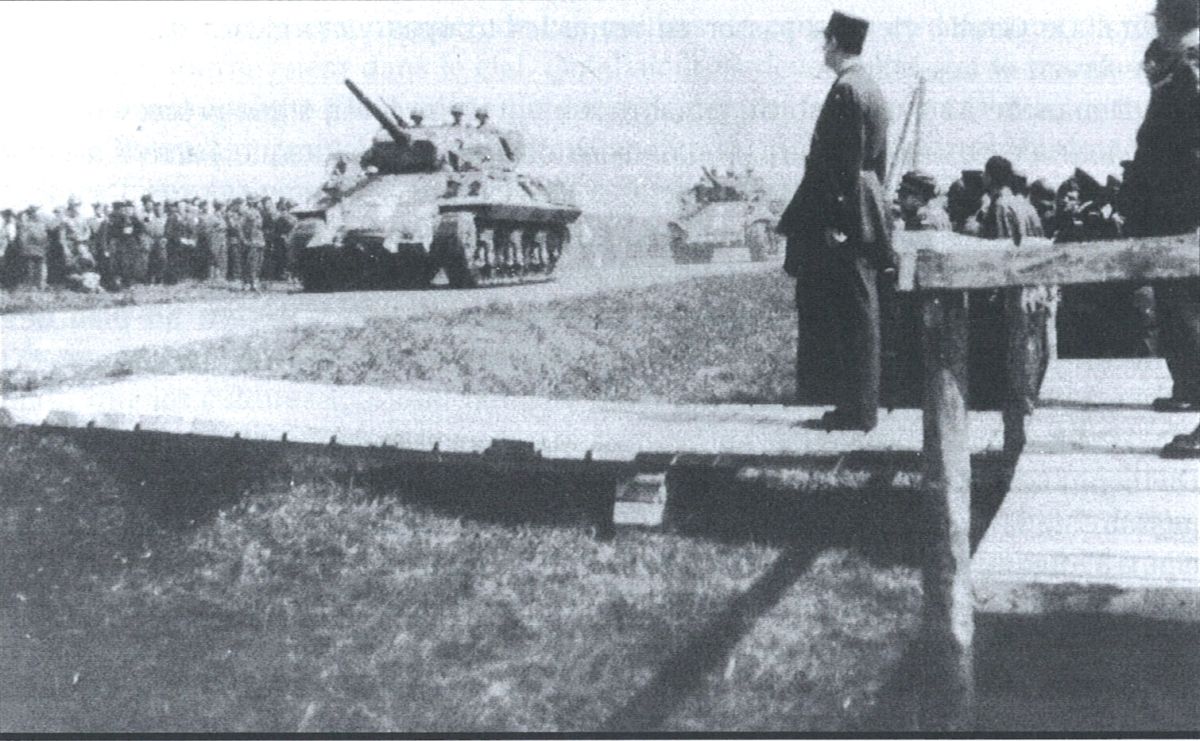 La revue des troupes par le général De Gaulle dans la plaine entre les Mathes et Arvert, le 22 avril 1945.