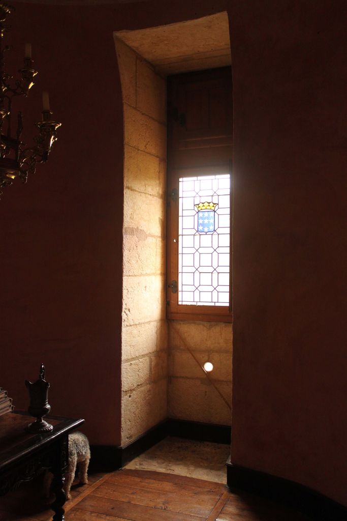 Grand corps de logis, premier étage, pièce de la tour d'angle sud-est : détail de l'embrasure intérieure de la fenêtre (demi-croisée).