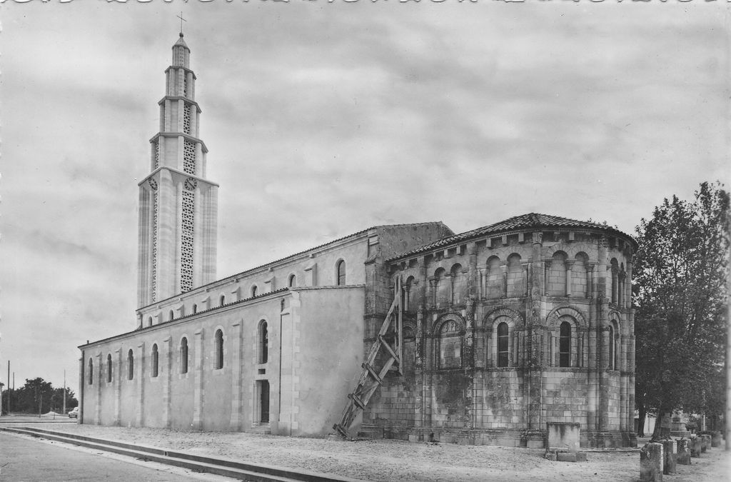Carte postale (collection particulière) : l'église façade sud et chevet, 3e quart 20e siècle.