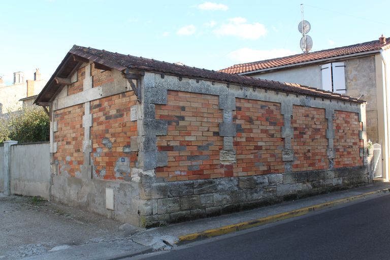 Bâtiment de dépendance en grosses briques, rue Corneille.