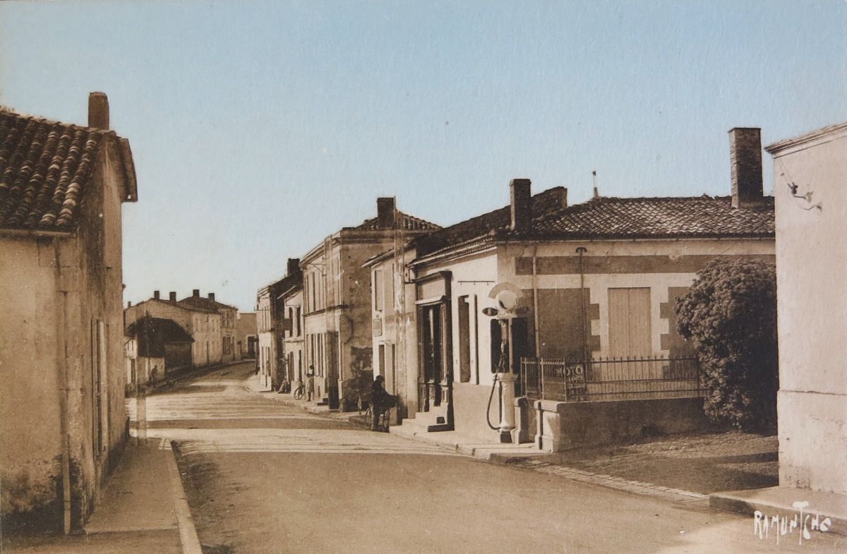 Le carrefour entre la rue Léon-Nicolle et la rue Henri-Erable, vu depuis le nord vers 1935.