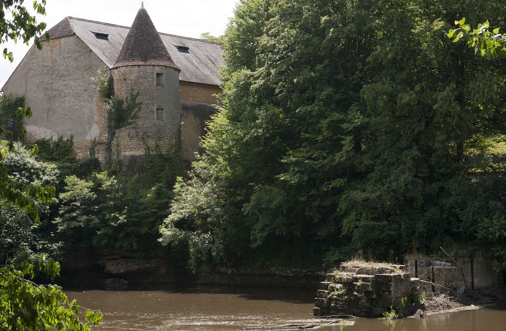 Le château vu depuis la rive gauche avec les vestiges de l'écluse de Losse au premier plan.