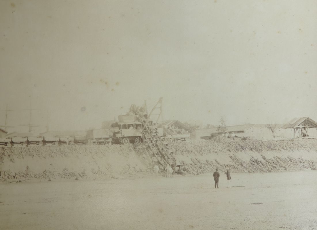 Construction du bassin : vue des déblais à l'excavateur, le 16 août 1884.
