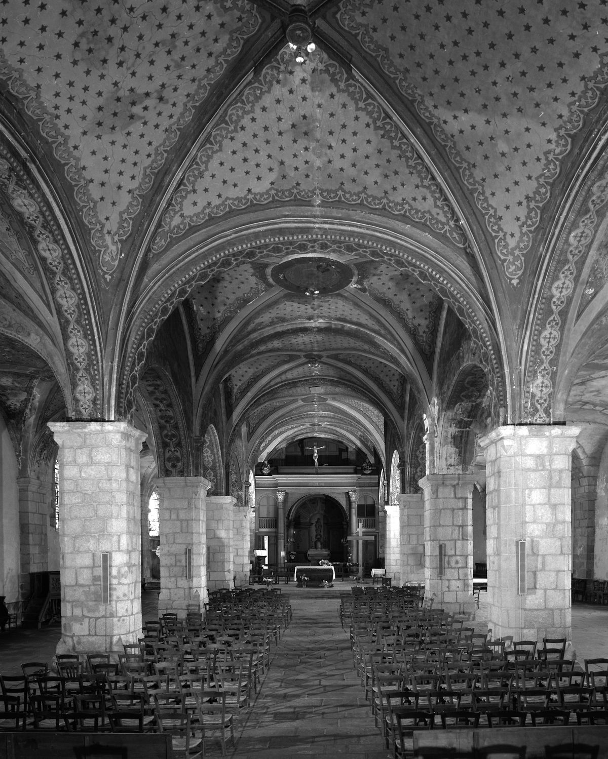 Vue de l'intérieur de l'église depuis le fond de la nef