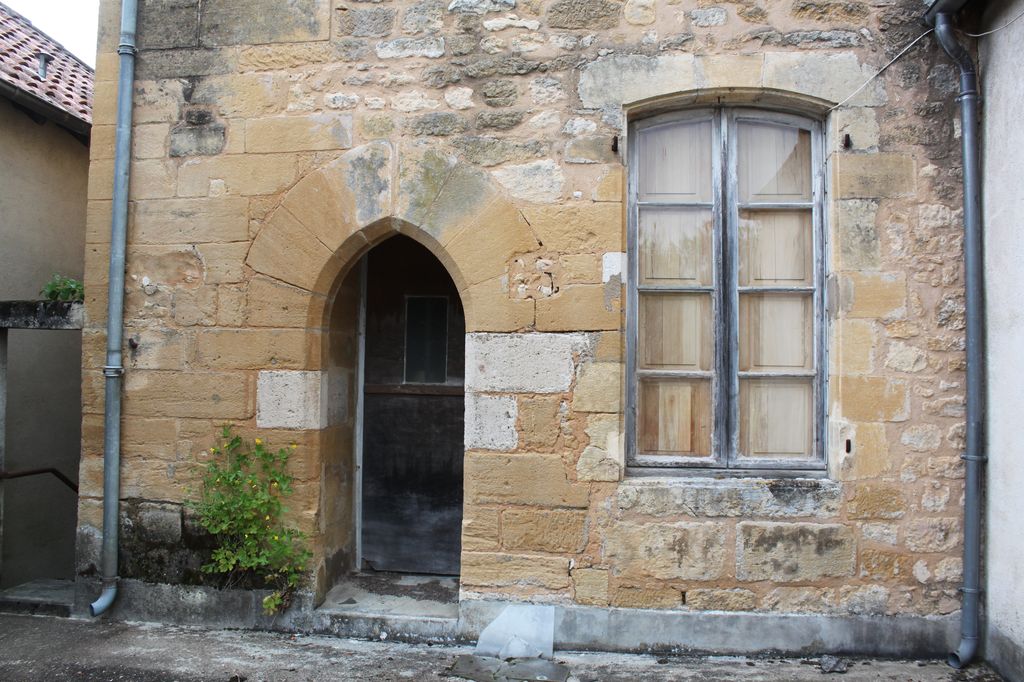 Vue d'une porte (XIVe ou XVe siècle) et d'une fenêtre (XVIIIe) au premier étage, à l'ouest.