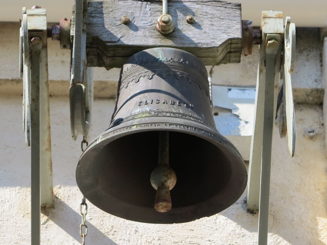 La cloche, ses inscriptions et son décor.