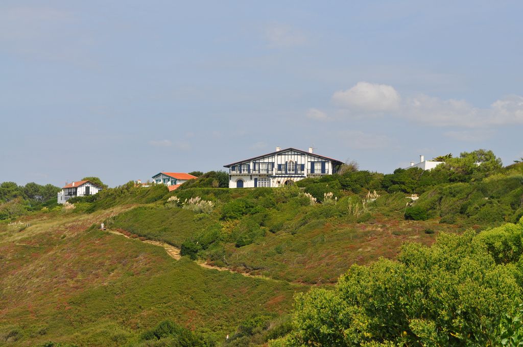 Vue de la villa depuis le chemin du littoral.