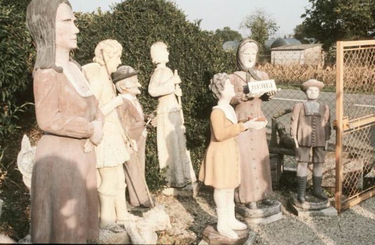 Statues situées à l'entrée du jardin, photographiées en 1991.
