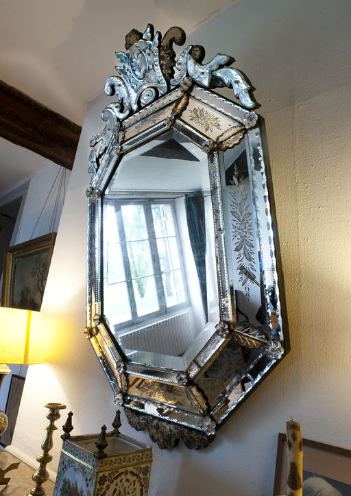 Bureau de François Mauriac : miroir vénitien situé au-dessus de la cheminée.