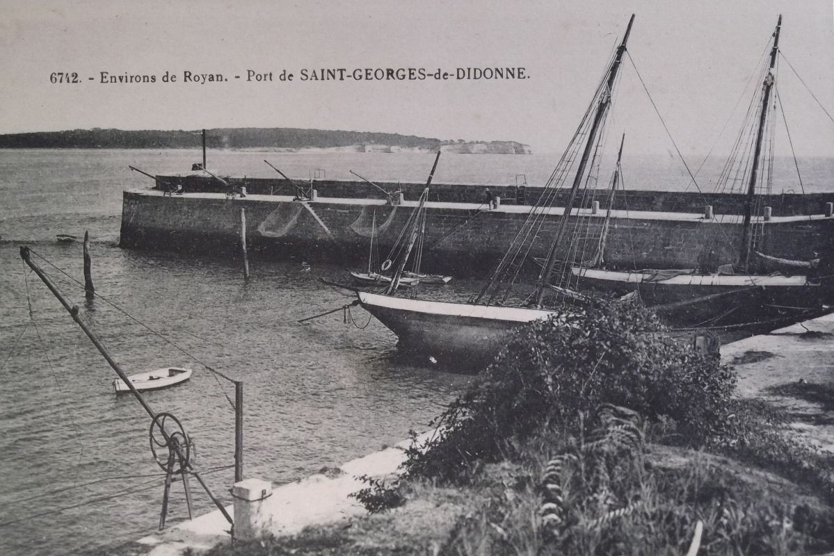Le port et la jetée, avec deux chaloupes de pilotes, carte postale du début du 20e siècle.