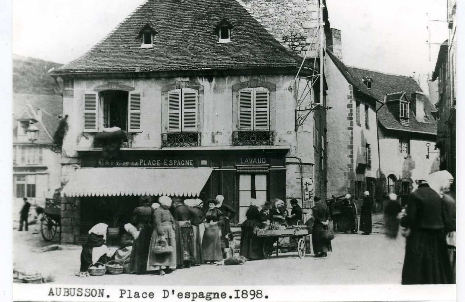 Carte postale de 1898, montrant l'îlot des cinq maisons, en direction de la rue Saint-Nicolas (actuelle rue Jules Sandeau). Au premier plan, la façade de la maison Lavaud, avec le café qui occupait son rez-de-chaussée (AC Aubusson)