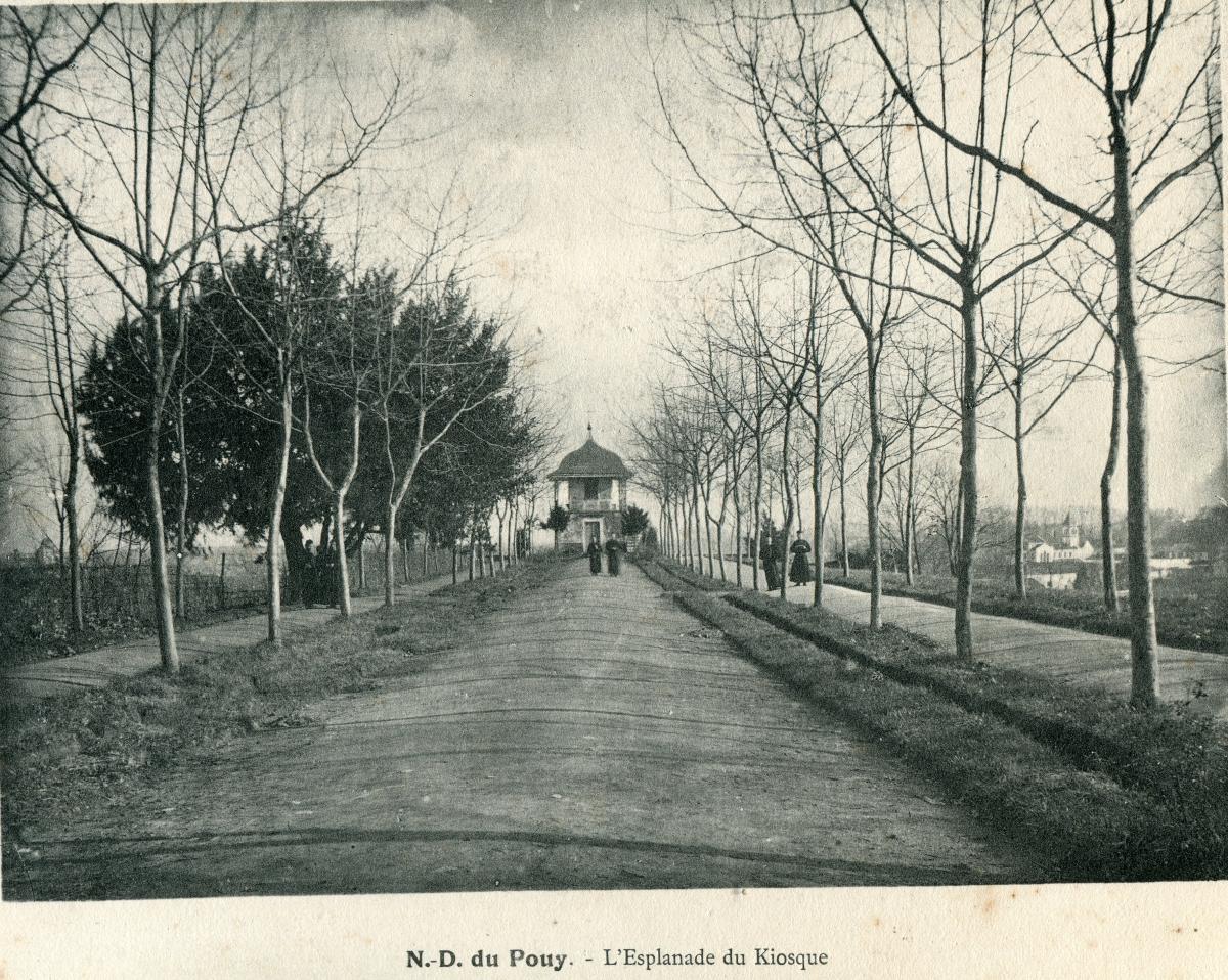 L'esplanade et le kiosque au sommet du Tuc d'Eauze. Carte potale, vers 1900.