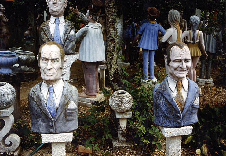 Bustes d'hommes politiques photographiés en 1991.