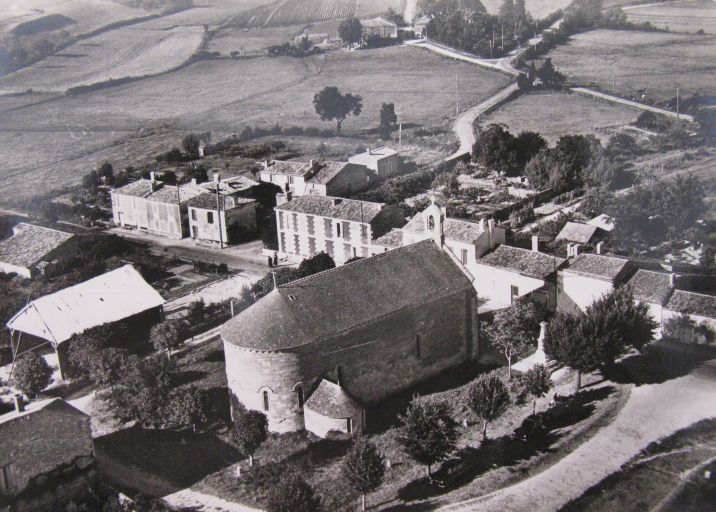 Vue aérienne d'une partie du bourg vers 1960.