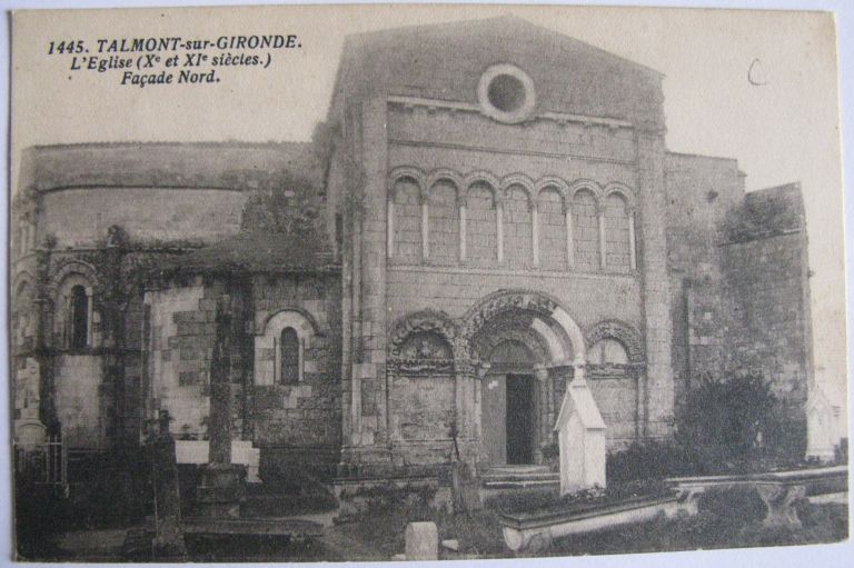 L'église vue depuis le nord après les premières restaurations et la suppression de la sacristie, vers 1910.