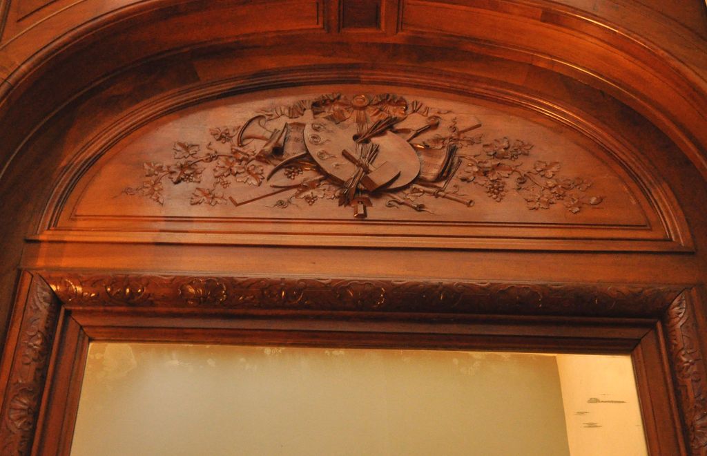 Aile 19e siècle : dessus-de-porte avec décor sculpté sur le thème des arts.