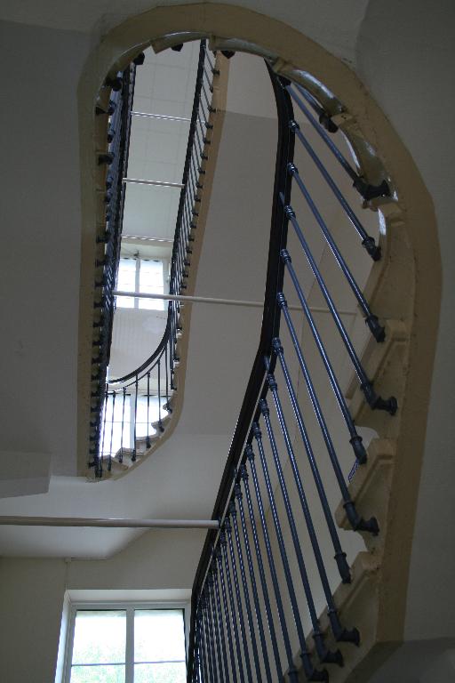 Escalier à l'angle du bâtiment d'administration et de celui de la salle des professeurs.