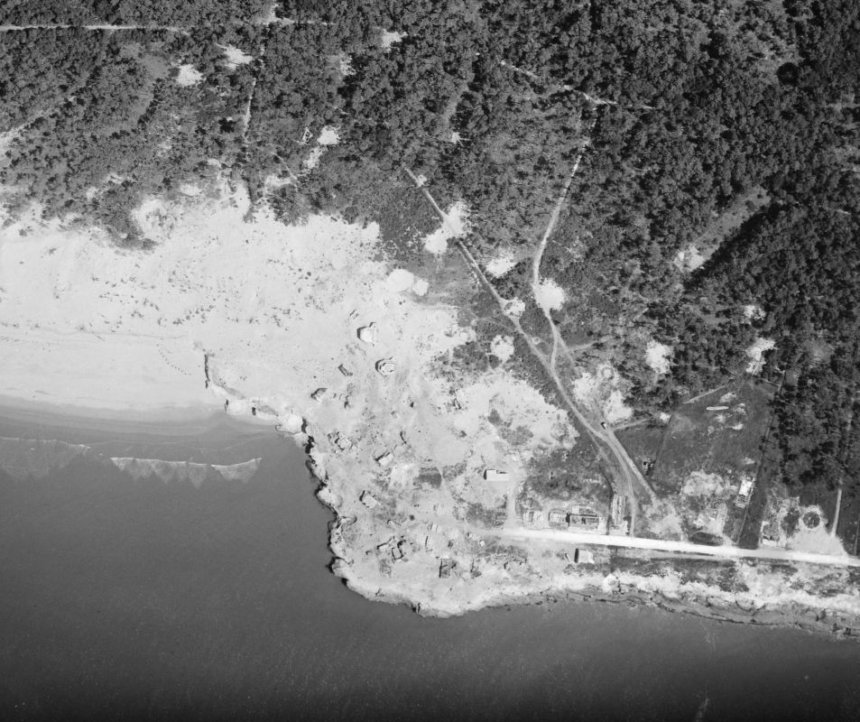 La pointe de la Grande-Côte, criblée par les bombardements de 1945, vue aérienne en 1947.