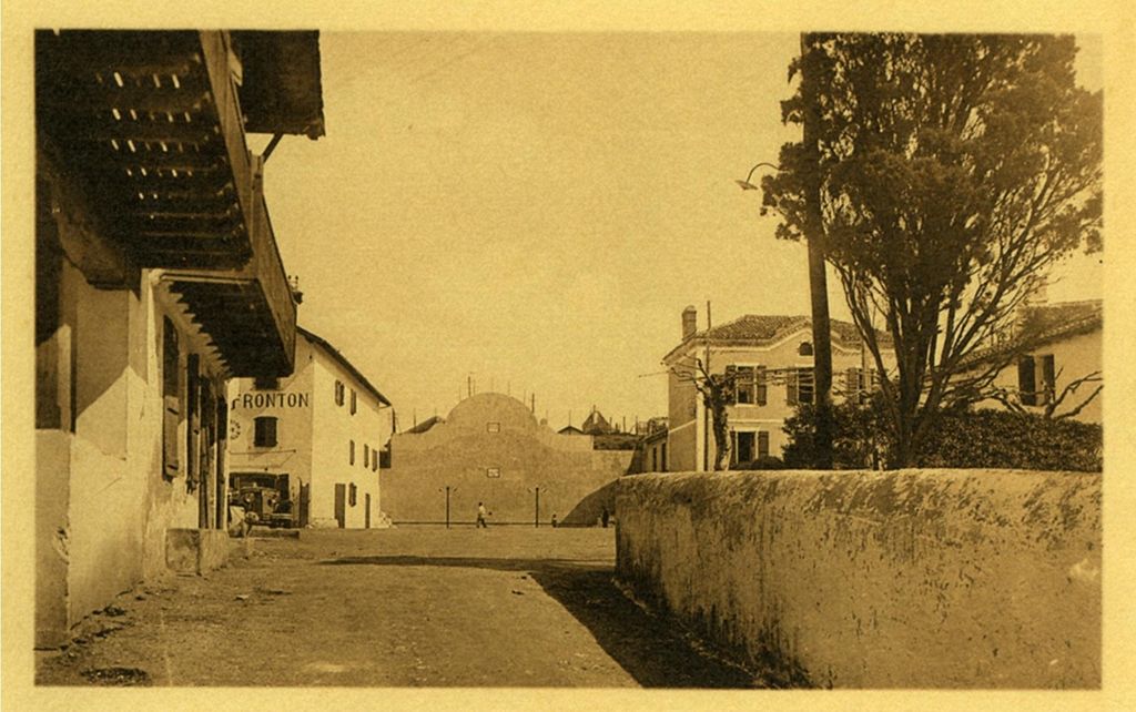 Vue du fronton de pelote depuis la rue de l'église entre 1925 et 1940.