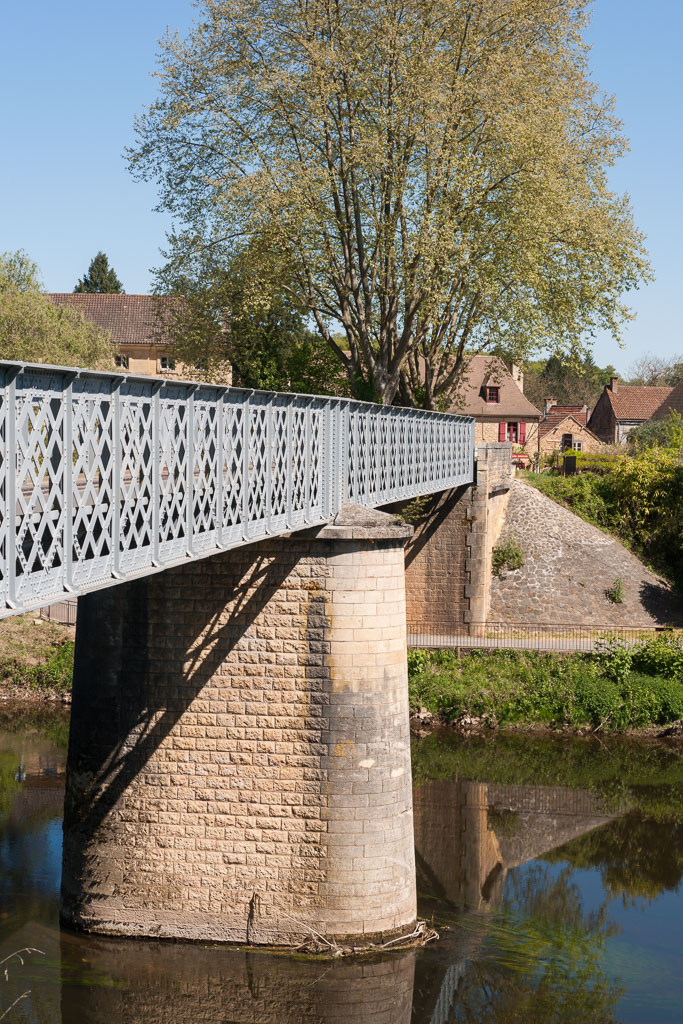 Vue latérale amont avec pile et culée du pont.