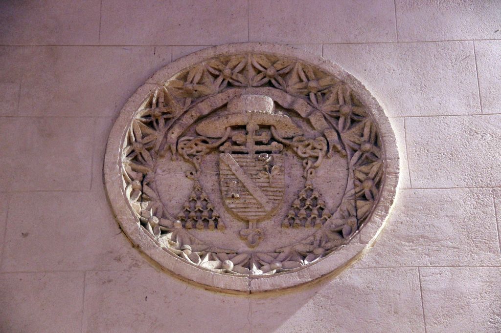 Choeur : porte sud, détail du médaillon aux armes du cardinal Donnet.