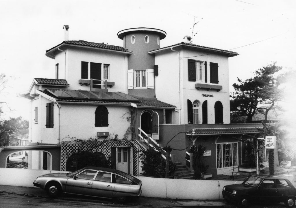Vue de l'hôtel-restaurant Penelope-Enia, avenue du Château, vers 1994.