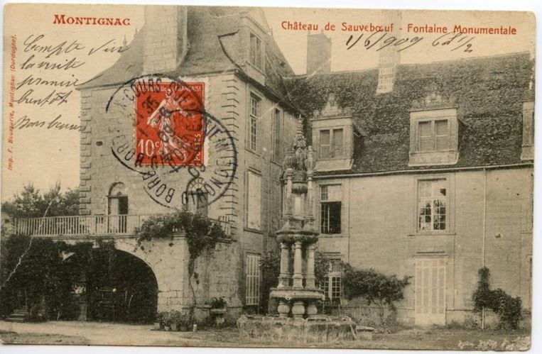 Carte postale représentant la fontaine monumentale dans la cour du château, s.d. (1909 ?).