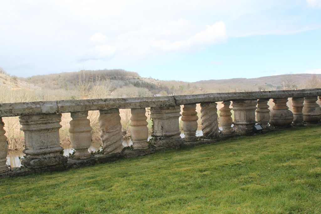 Garde-corps bordant la terrasse sur la Vézère : fragments de la fontaine monumentale disparue du château.