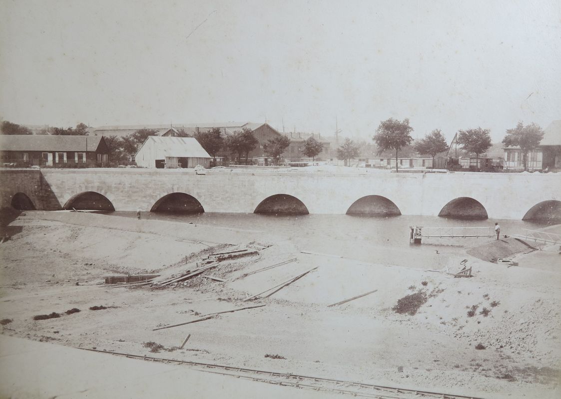 Construction du bassin : partie sud-ouest du bassin, le 20 juin 1887.