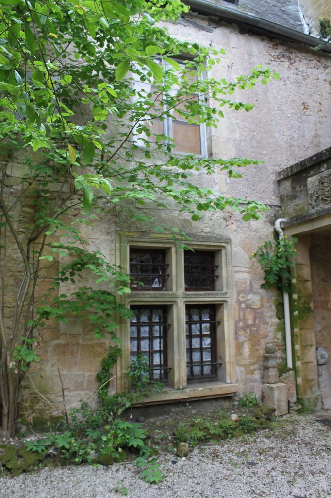 Vue de la demeure à l'est, état actuel : détail d'une fenêtre recréée dans les années 1970 ou 1980.