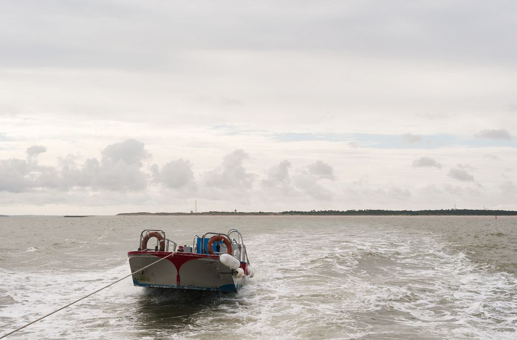 Vue des côtes du Verdon depuis un bateau au large.