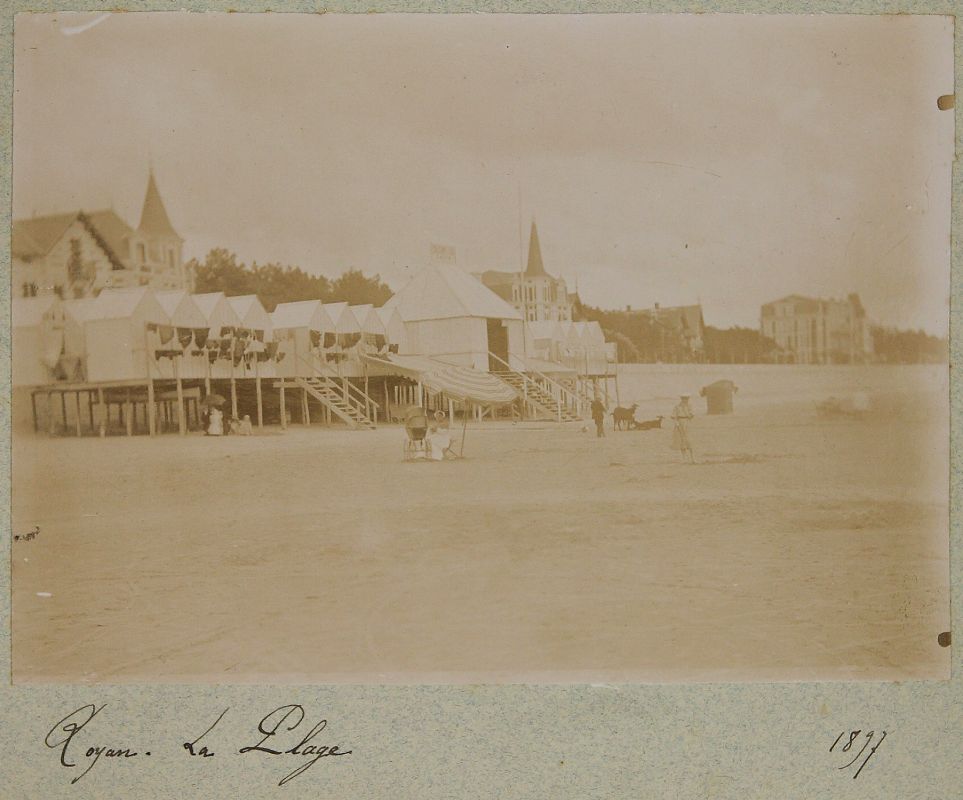 Cabines de bains de mer et villas le long du boulevard Frédéric-Garnier, au niveau du n° 26, en 1897.