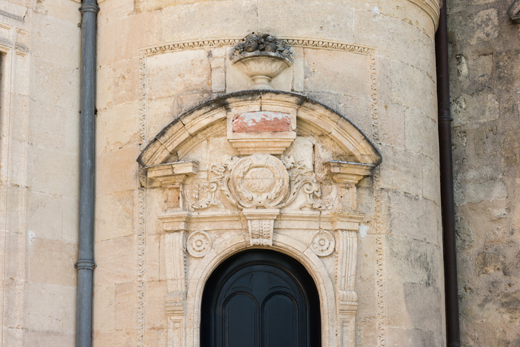 Façade sud, tourelle est : détail de la porte avec les initiales d'Isaac Pereire.
