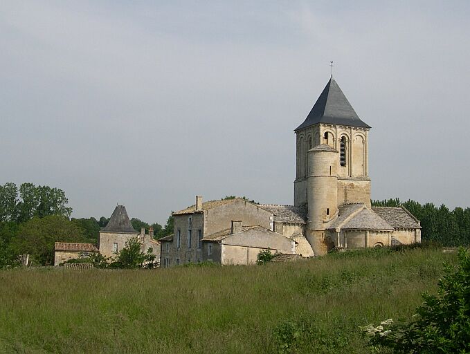 L'église Saint-Maixent vue depuis le sud-est.
