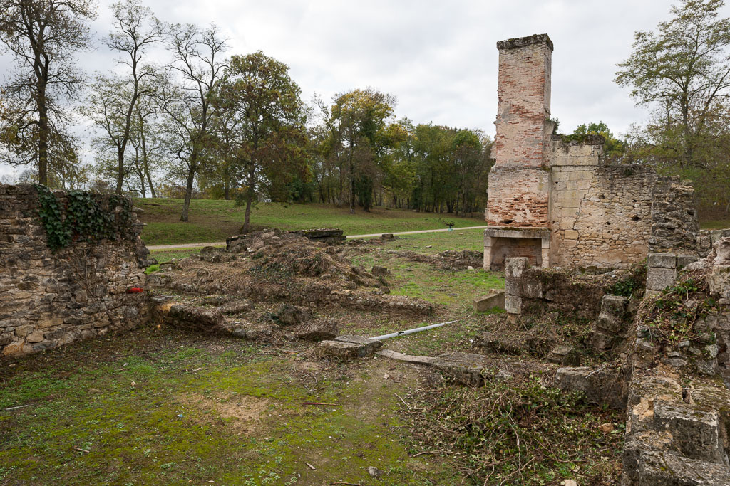 Vestiges du corps de caserne sud : vue des ruines.