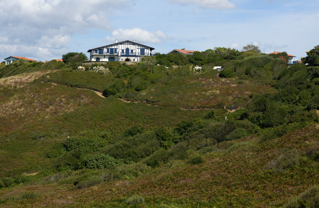 Vue de la villa et du sentier du littotal depuis l'ouest.