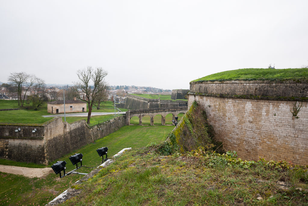 Vue de la demi-lune de la porte royale depuis le bastion du château au nord-ouest.