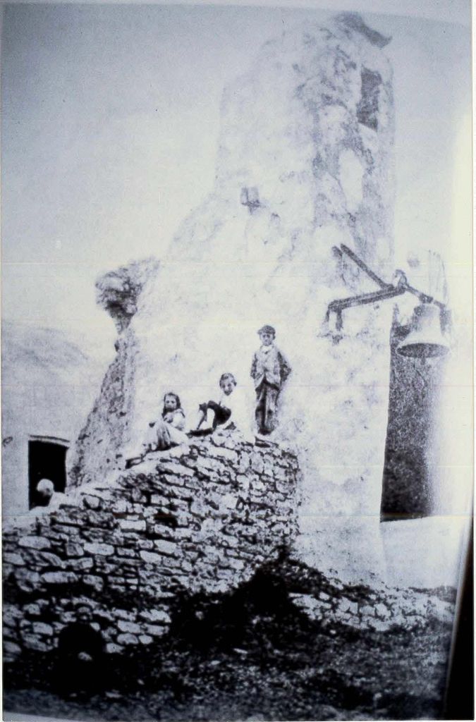Photographie datant du début du XXème siècle, vue de la cloche et de l'escalier.