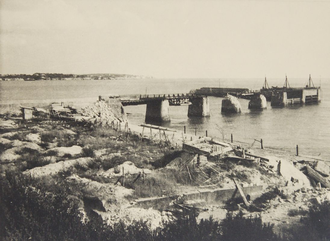 La jetée-débarcadère et la pointe de Foncillon en ruines après les bombardements de 1945.