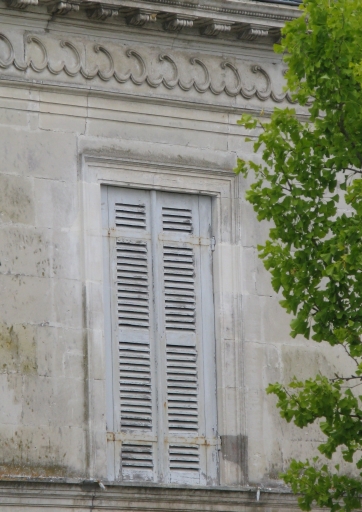 Détail d'une des fenêtres de l'étage.