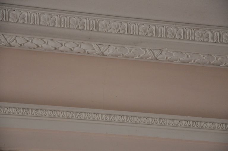 Corps de logis, salle à manger : détail du décor de la corniche.