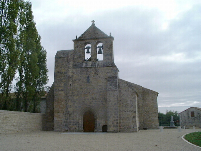 L'église vue depuis l'entrée de la place du village.