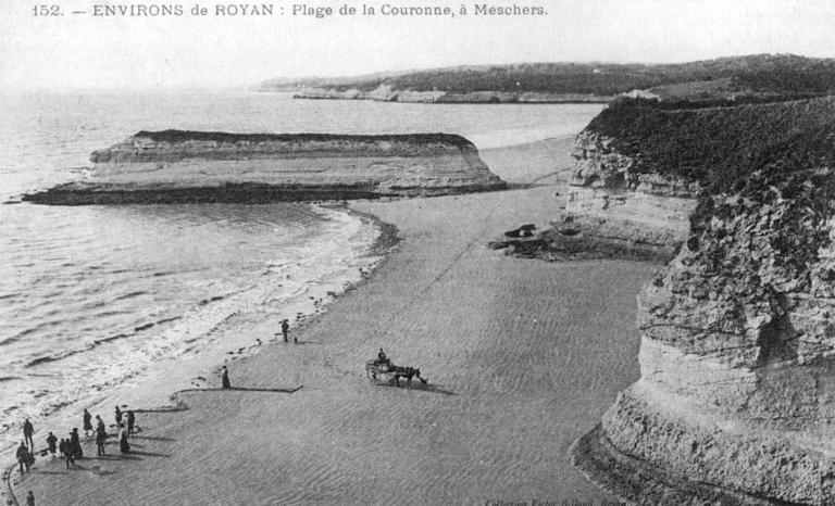 La plage de la Couronne vers 1900, avec la charrette chargée de ramener la récolte de goëmon.