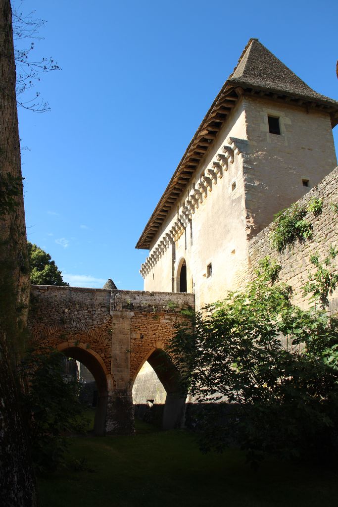 Vue du pont de l'entrée et du châtelet depuis le fossé du château.